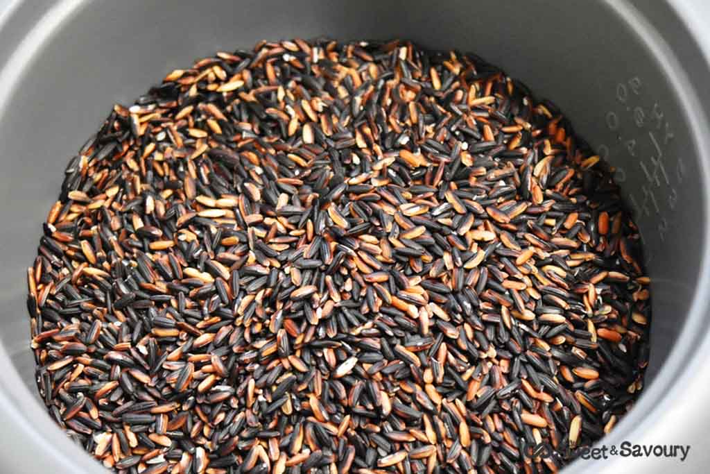 uncooked black glutinous rice